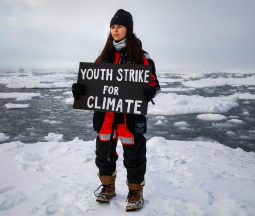 一位英国少年在北极浮冰上默坐抗议天气变更